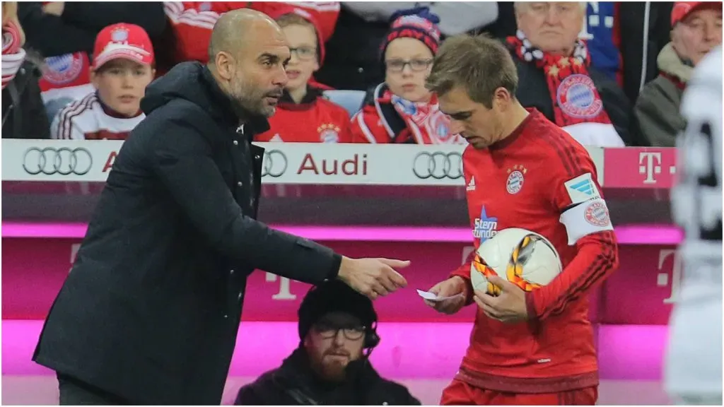 Pep Guardiola gives note to Philipp Lahm – IMAGO / ActionPictures