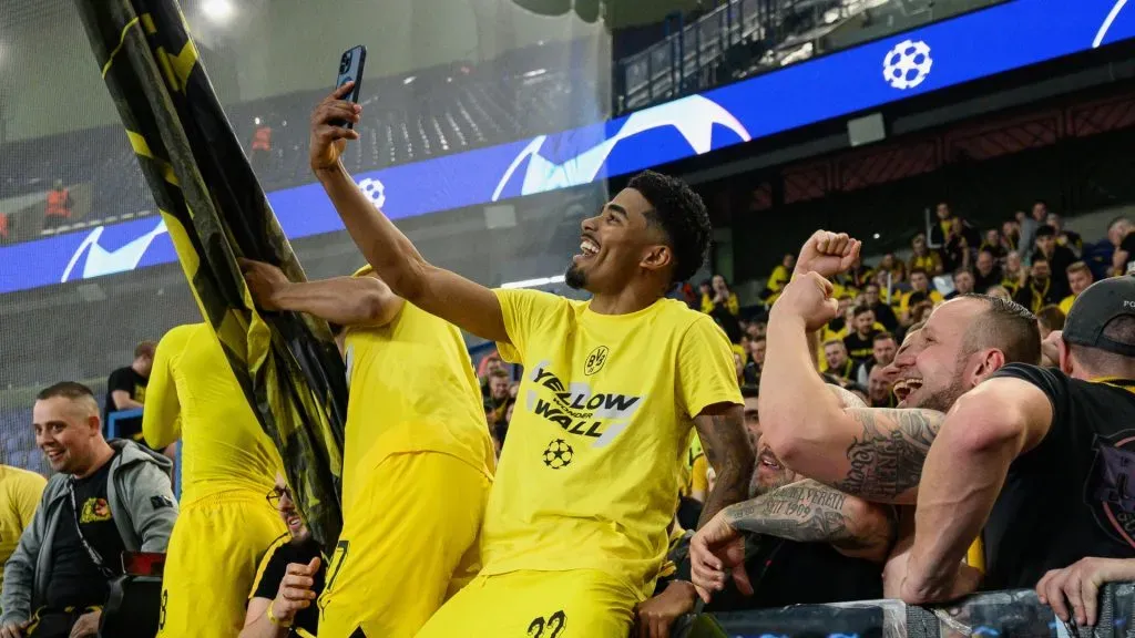 Ian Maatsen of Borussia Dortmund , wearing a shirt which read “Yellow Wonder Wall”, celebrate victory in front of their fans after defeating Paris Saint-Germain during the UEFA Champions League semi-final second leg match between Paris Saint-Germain and Borussia Dortmund at Parc des Princes on May 07, 2024 in Paris, France.