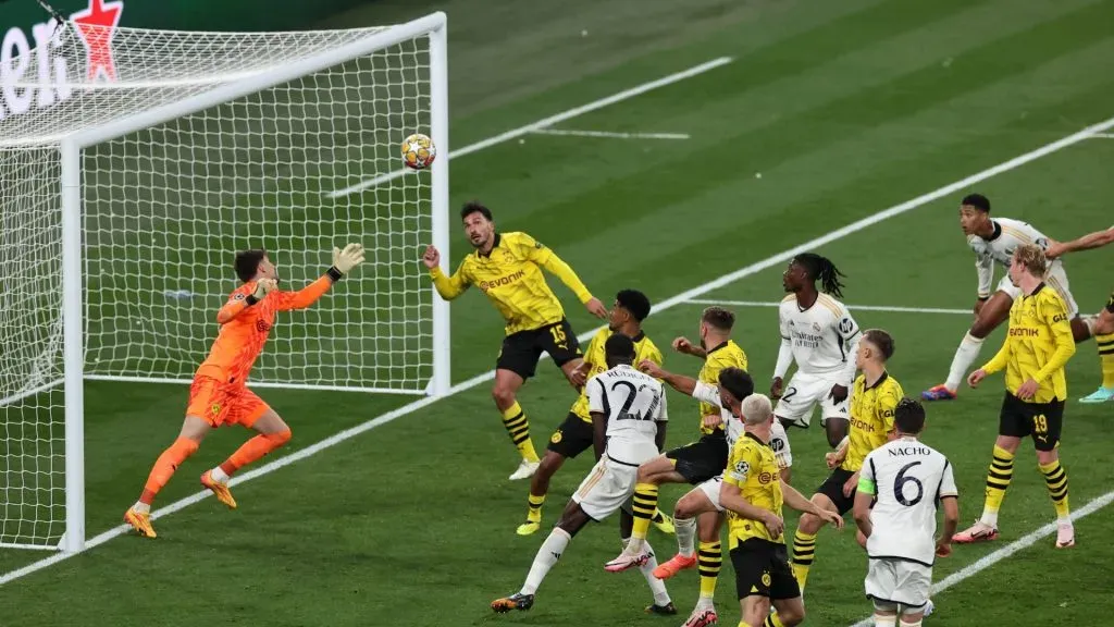 Gregor Kobel and Mats Hummels of Borussia Dortmund attempt to stop the ball, as Daniel Carvajal of Real Madrid scores his team’s first goal with a header during the UEFA Champions League 2023/24 Final match between Borussia Dortmund and Real Madrid CF at Wembley Stadium on June 01, 2024 in London, England.