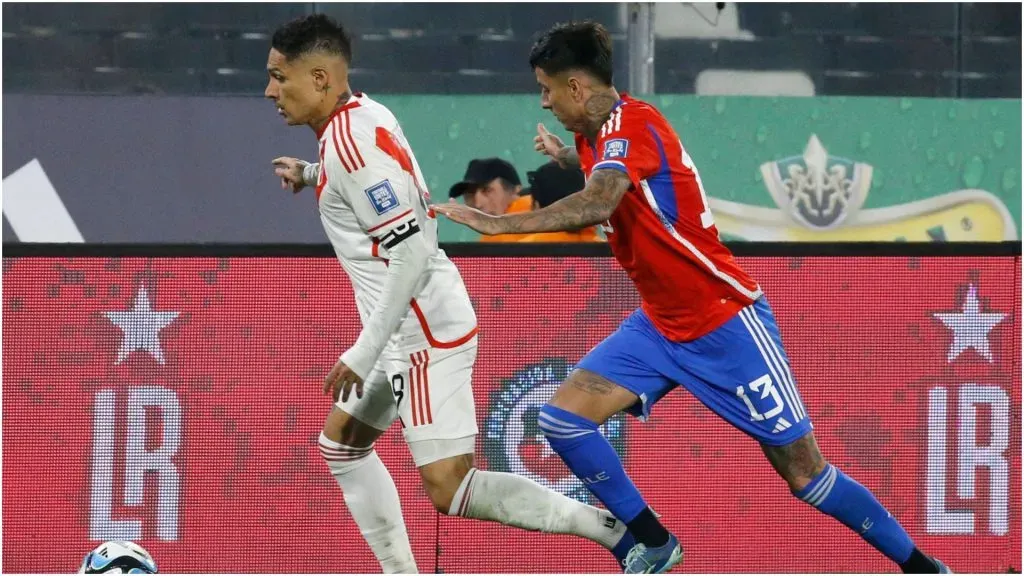 Erick Pulgar (R) disputes the ball with Paolo Guerrero of Peru – IMAGO / Photosport