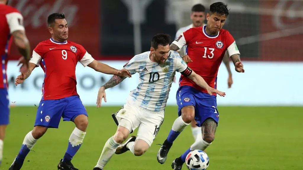 Lionel Messi vies for the ball with Erick Pulgar during a match between Argentina and Chile