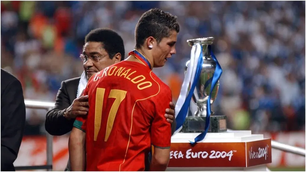 Cristiano Ronaldo (front) is consoled by soccer legend Eusebio – IMAGO / Sven Simon