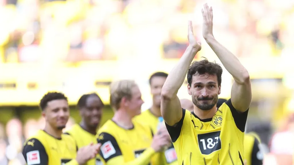 Mats Hummels of Borussia Dortmund applauds the fans after the team’s victory in the Bundesliga match between Borussia Dortmund and SV Darmstadt 98. Photo by Dean Mouhtaropoulos/Getty Images