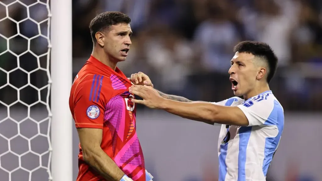 Emiliano Martínez y Lisandro Martínez de Argentina reaccionan después de un penal fallado por Ecuador durante el partido de cuartos de final de la CONMEBOL Copa América 2024 entre Argentina y Ecuador en el Estadio NRG el 4 de julio de 2024 en Houston, Texas.