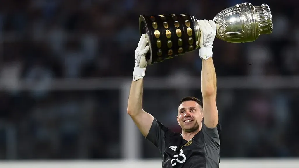 Emiliano Martinez goalkeeper of Argentina celebrates with the Copa America 2021 trophy after winning a match between Argentina and Colombia as part of FIFA World Cup Qatar 2022 Qualifiers at Mario Alberto Kempes Stadium on February 01, 2022 in Cordoba, Argentina. (Photo by Marcelo Endelli/Getty Images)