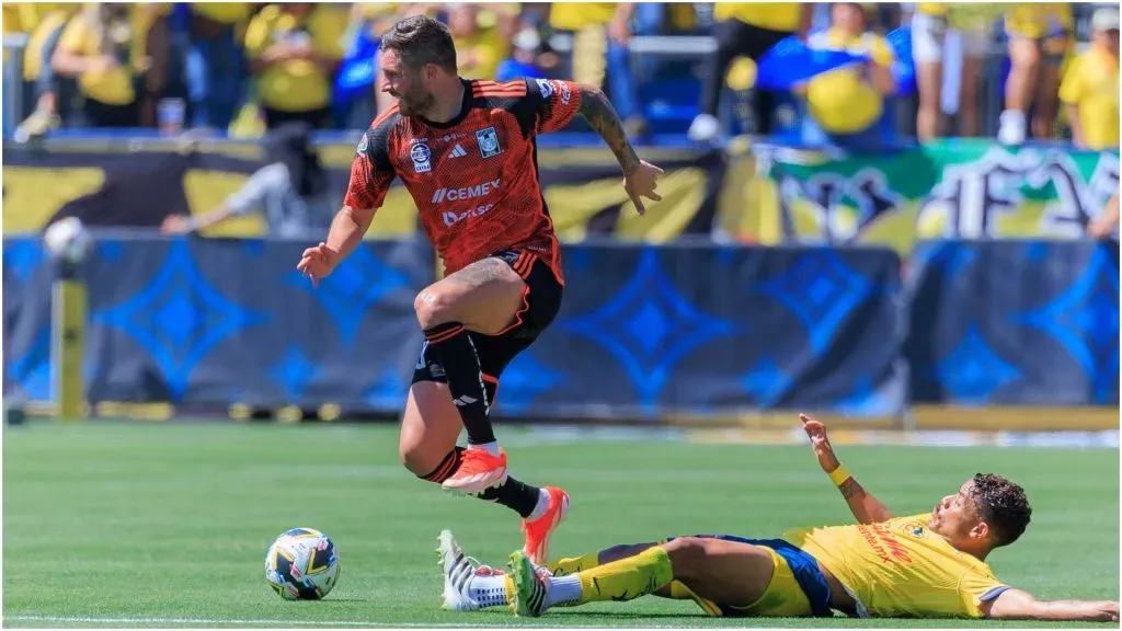Jonathan dos Santos of Club America loses the ball to Andre Pierre Gignac of the Tigres UANL – IMAGO / ZUMA Press Wire