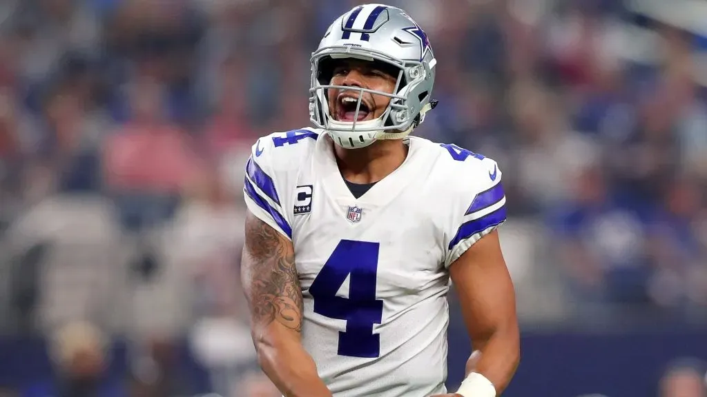 Dak Prescott #4 of the Dallas Cowboys celebrates after throwing a touchdown pass to Jason Witten #82 of the Dallas Cowboys in the second quarter against the New York Giants at AT&amp;T Stadium on September 10, 2017 in Arlington, Texas. (Photo by Tom Pennington/Getty Images)