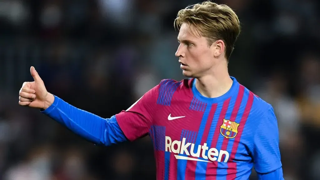 Frenkie de Jong of FC Barcelona gives his thumbs up during the La Liga Santander match between FC Barcelona and RCD Espanyol at Camp Nou on November 20, 2021 in Barcelona, Spain. (Photo by David Ramos/Getty Images)