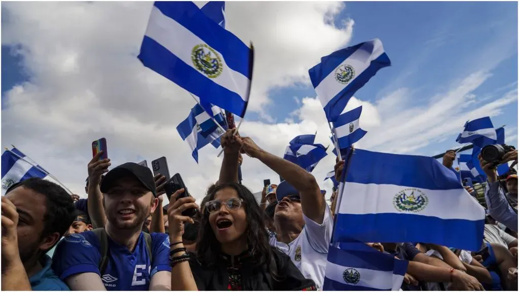 Fans with El Salvador flags – IMAGO / NurPhoto