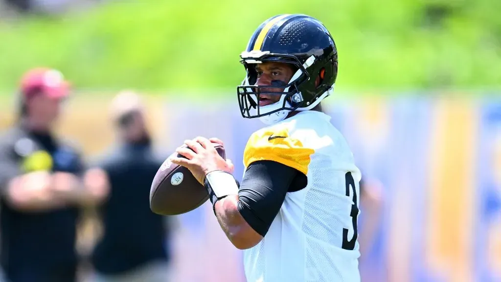 Russell Wilson #3 of the Pittsburgh Steelers looks to pass during the Pittsburgh Steelers OTA offseason workout at UPMC Rooney Sports Complex on June 6 2024 in Pittsburgh, Pennsylvania.