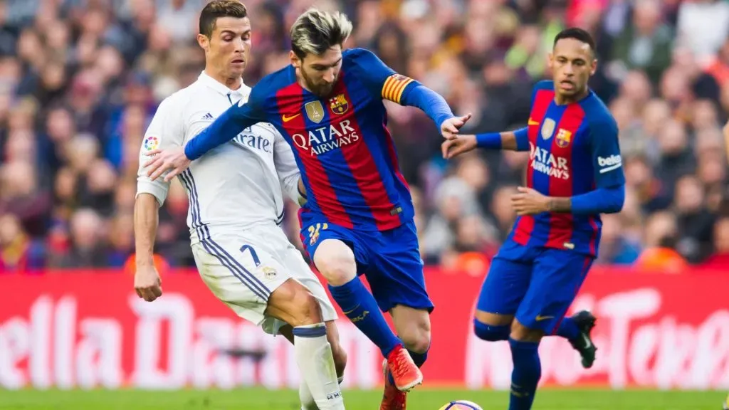 Lionel Messi of FC Barcelona conducts the ball next to Cristiano Ronaldo of Real Madrid CF during the La Liga match between FC Barcelona and Real Madrid CF at Camp Nou stadium on December 3, 2016 in Barcelona, Spain. (Photo by Alex Caparros/Getty Images)