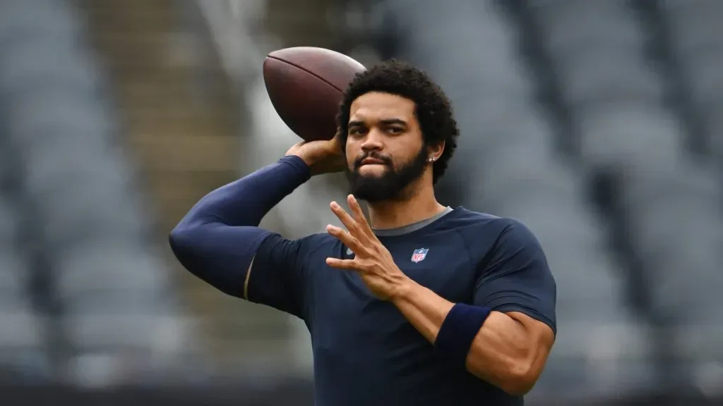 Caleb Williams #18 of the Chicago Bears warms up before a preseason game against the Cincinnati Bengals at Soldier Field on August 17, 2024 in Chicago, Illinois.