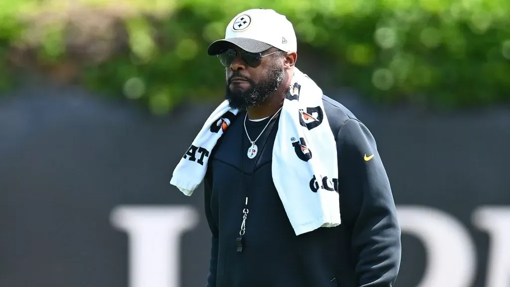 Head coach Mike Tomlin of the Pittsburgh Steelers looks on during the Pittsburgh Steelers OTA offseason workout at UPMC Rooney Sports Complex on June 6 2024 in Pittsburgh, Pennsylvania.