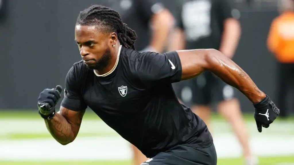 Wide receiver Davante Adams #17 of the Las Vegas Raiders warms up before a preseason game against the San Francisco 49ers at Allegiant Stadium on August 23, 2024 in Las Vegas, Nevada. (Photo by Louis Grasse/Getty Images)