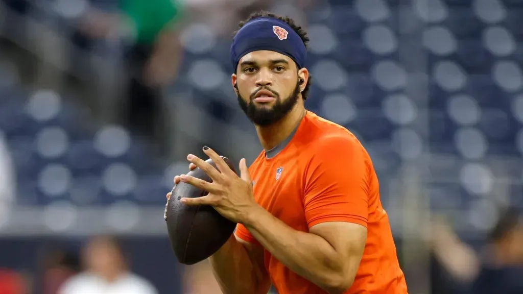 Caleb Williams #18 of the Chicago Bears warms-up prior to a game against the Houston Texans at NRG Stadium on September 15, 2024 in Houston, Texas.