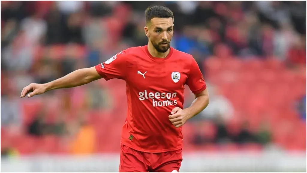 Barnsley FC midfielder Adam Phillips – IMAGO / Pro Sports Images