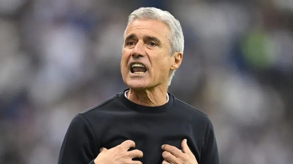 Luis Castro complains to a linesman during the Saudi Pro League match between Al-Hilal and Al-Nassr at King Fahd International Stadium on December 01, 2023 in Riyadh, Saudi Arabia.