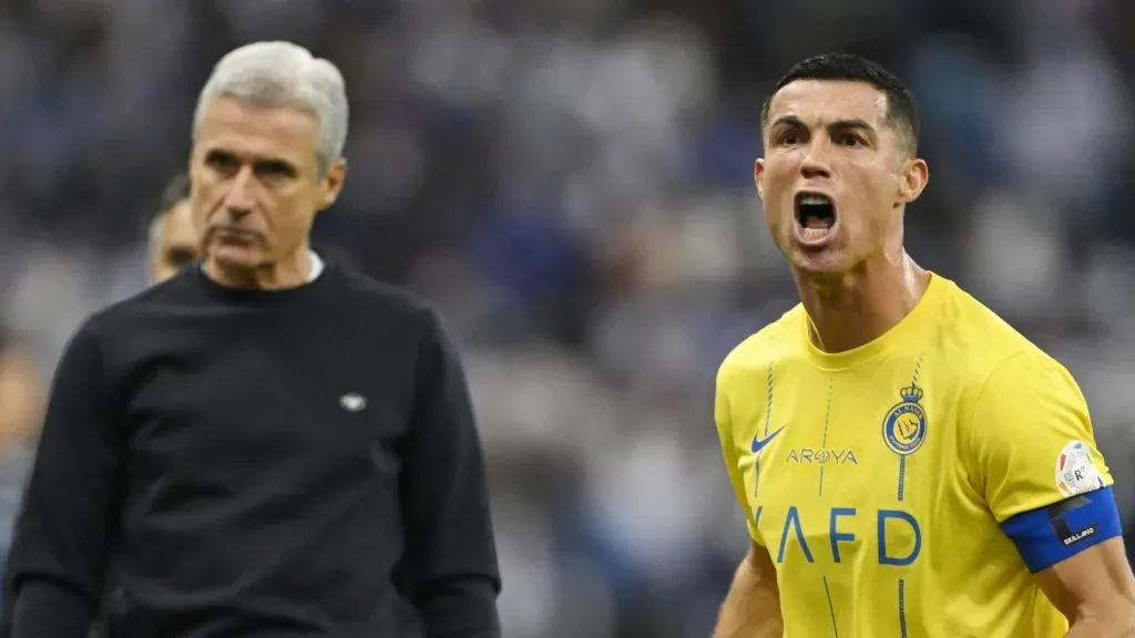 Cristiano Ronaldo of Al-Nassr and Al-Nassr manager Luis Castro complain to the linesman after a disallowed goal during the Saudi Pro League match between Al-Hilal and Al-Nassr at King Fahd International Stadium on December 01, 2023 in Riyadh, Saudi Arabia.