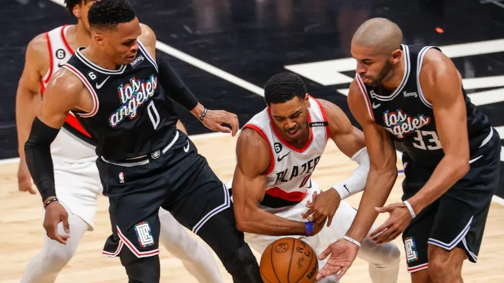 Portland Trail Blazers guard Shaquille Harrison (00) vie for the ball between Los Angeles Clippers guard Russell Westbrook (0) and forward Nicolas Batum (33) during an NBA, Basketball Herren, USA basketball game at Crypto.com Arena. IMAGO / ZUMA Press Wire