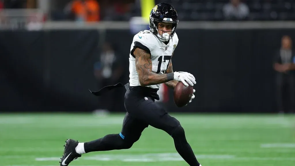 Evan Engram #17 of the Jacksonville Jaguars pulls in this reception against the Atlanta Falcons during the first quarter at Mercedes-Benz Stadium on August 23, 2024 in Atlanta, Georgia. (Photo by Kevin C. Cox/Getty Images)