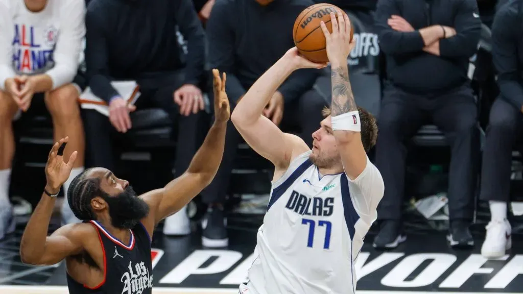 Dallas Mavericks Luka Doncic (R) shoots the ball during the NBA, Basketball Herren, USA first-round playoff match between Los Angeles Clippers and Dallas Mavericks in Los Angeles, the United States, April 23, 2024. IMAGO / Xinhua