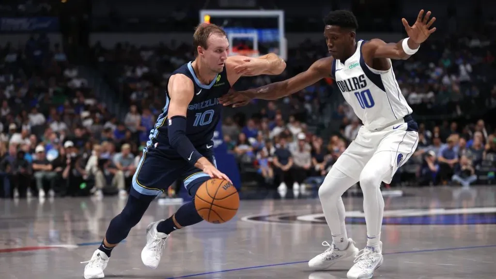 Luke Kennard #10 of the Memphis Grizzlies drives against Jazian Gortman #00 of the Dallas Mavericks in the second half of a preseason game at American Airlines Center on October 7, 2024 in Dallas, Texas. (Photo by Ron Jenkins/Getty Images)