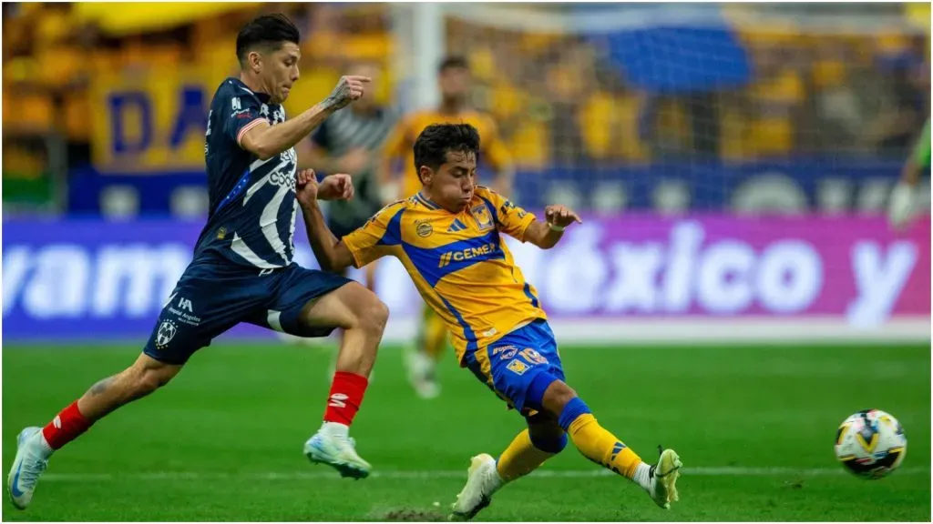 Gerardo Arteaga (L) of Monterrey fights for the balll with Diego Sanchez (R) of Tigres – IMAGO / Agencia-MexSport