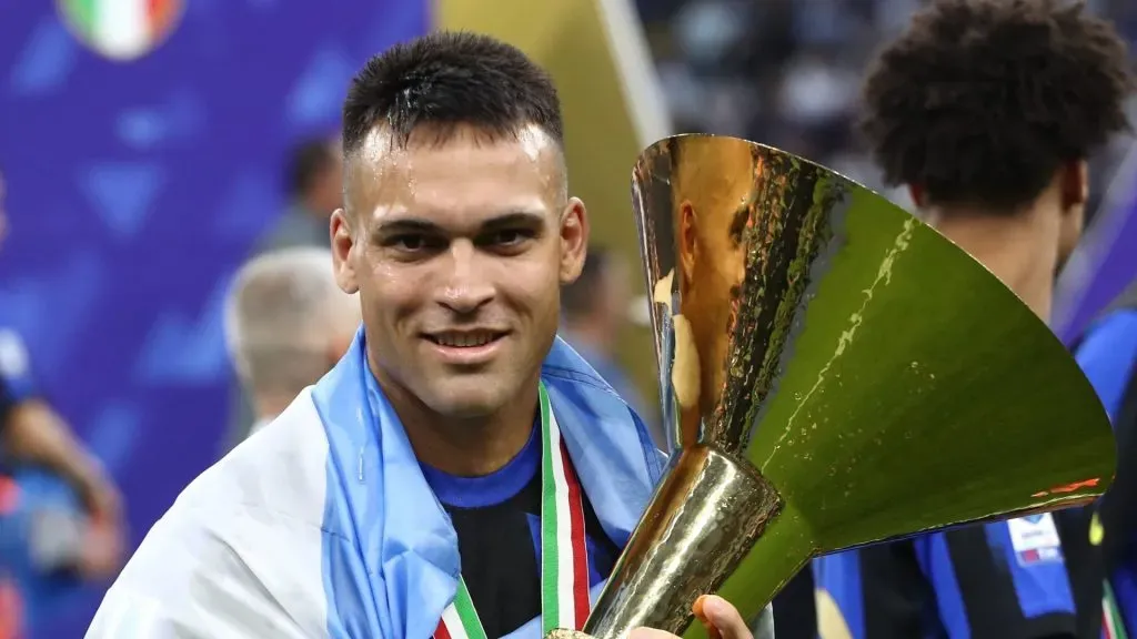 martinez with the serie a trophy