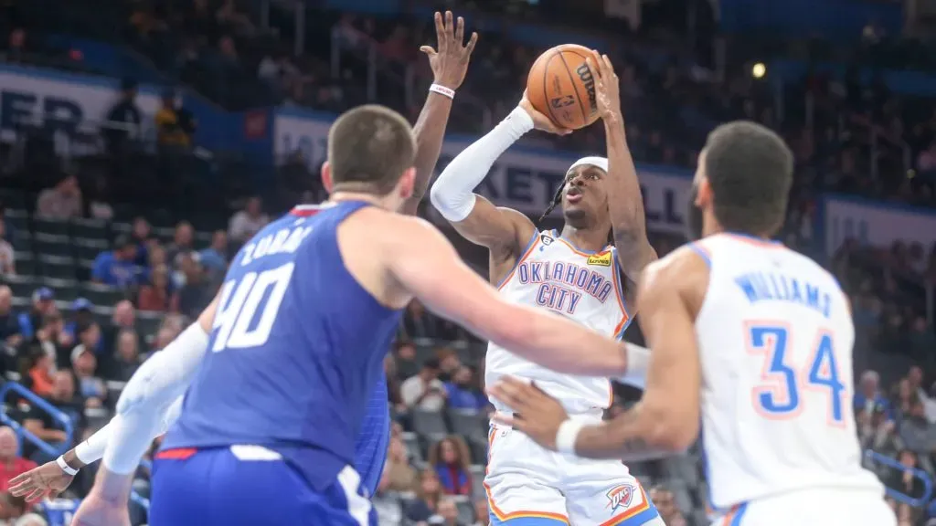 Shai Gilgeous-Alexander #2 of the Oklahoma City Thunder shoots during the third quarter against the Los Angeles Clippers (Ian Maule/Getty Images)