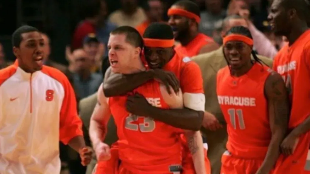 The Syracuse team during the UConn vs. Syracuse game in 2009. (Source: @CollegeSportsO)