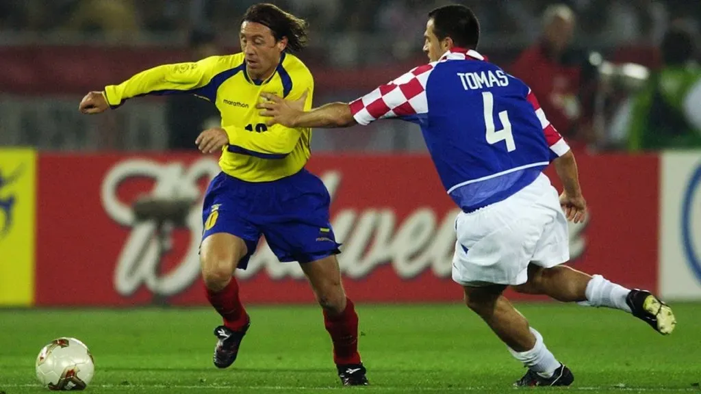 Alex Aguinaga of Ecuador takes the ball past Stjepan Tomas of Croatia during the FIFA World Cup 2002.