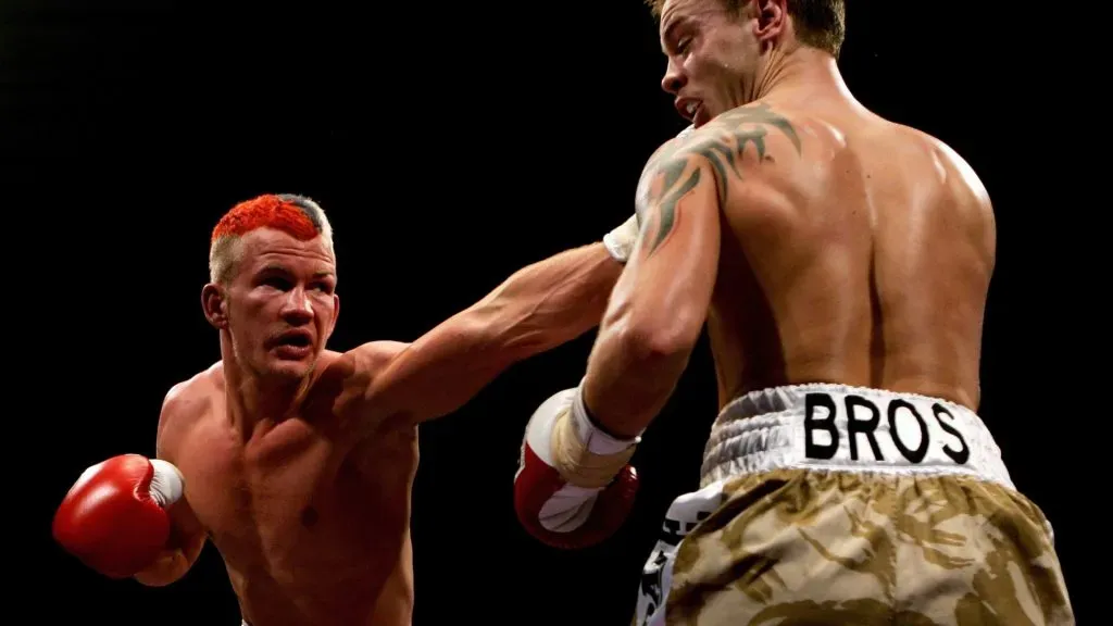 Robin Deakin (L) of Crawley lands a punch on Vinny Mitchell of Dagenham during their Super Featherweight fight on January 30, 2009. (Source: Dean Mouhtaropoulos/Getty Images)