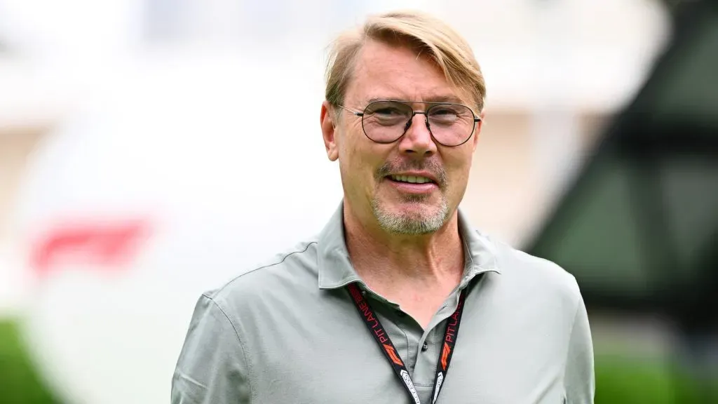 Mika Hakkinen walks on the paddock during the practices for the GP Singapure (Clive Mason/Getty Images)