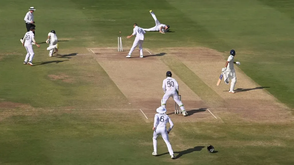 British captain Ben Stokes, Bowler Joe Root in 2024 on the fourth day of the 1st test match between India and England, while looking at the ball to consume India to consume the ball to consume the ball. (Source: Stu Forter/Getty Images)