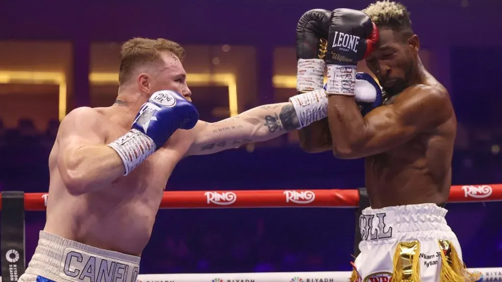 Saul “Canelo” Alvarez and William Scull (L-R) on the Fatal Fury City of Wolves card at ANB Arena on May 03, 2025 in Riyadh, Saudi Arabia. (Photo by Richard Pelham/Getty Images)