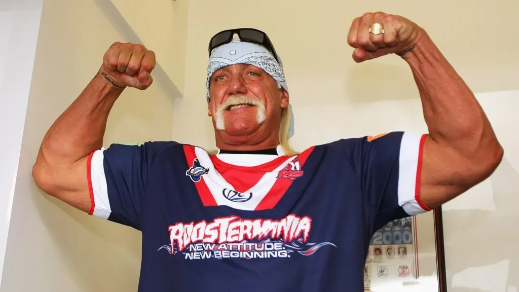 Wrestler Hulk Hogan flexes his muscles during a media opportunity with Sydney Roosters players at Roosters Headquarters on November 18, 2009. (Source: Cameron Spencer/Getty Images)