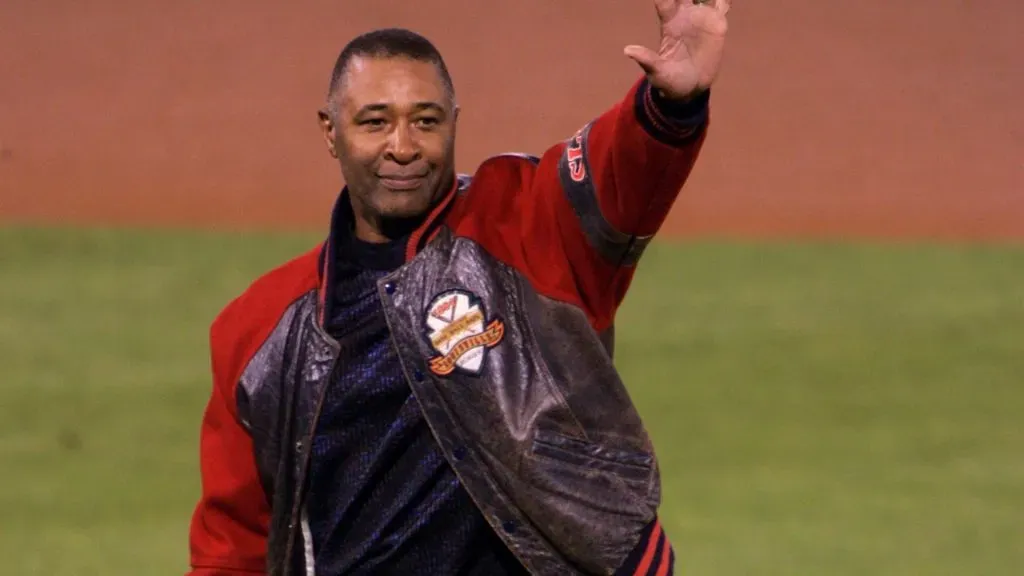 Ozzie Smith waves to the crowd before the start of the Houston Astros against the St. Louis Cardinals in game one of the National League Championship Series during the 2004 MLB Playoffs. (Source: Stephen Dunn/Getty Images)