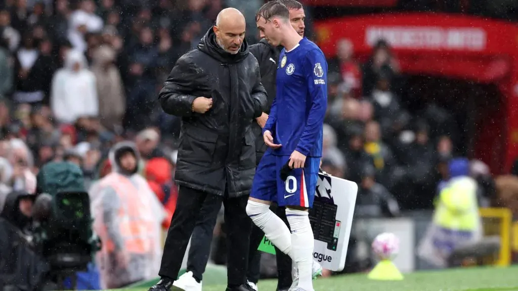 Palmer points out injury to Maresca after being substituted against Man United. (Alex Livesey/Getty Images)