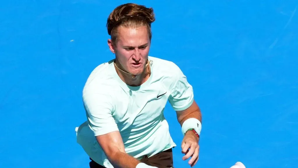 Sebastian Korda trying to reach a ball.