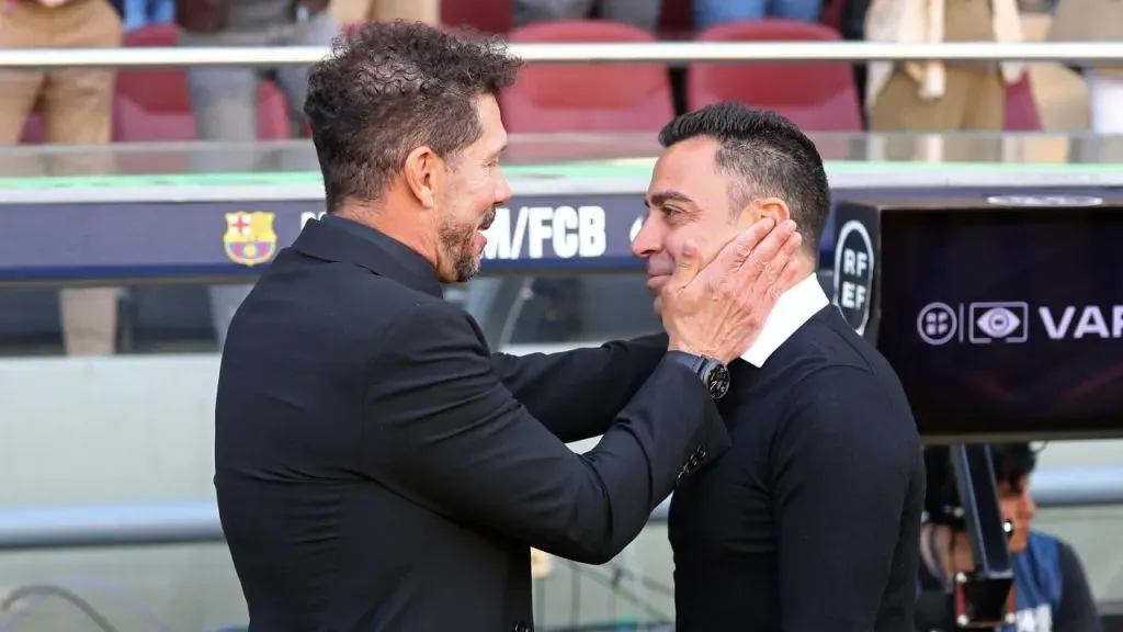 Xavi Hernández junto a Diego Simeone.