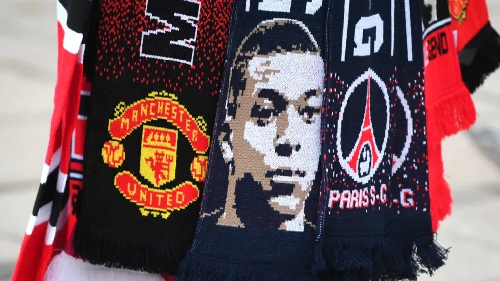 Bufandas temáticas de un duelo entre PSG y Manchester United (Getty Images)