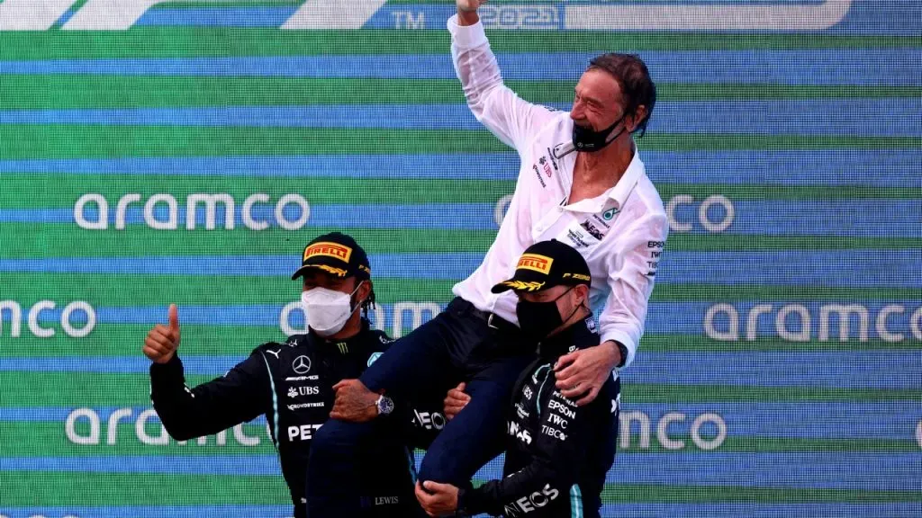 Ratcliffe, junto a Lewis Hamilton y Valtteri Bottas tras un triunfo de Mercedes en 2021 (Getty)