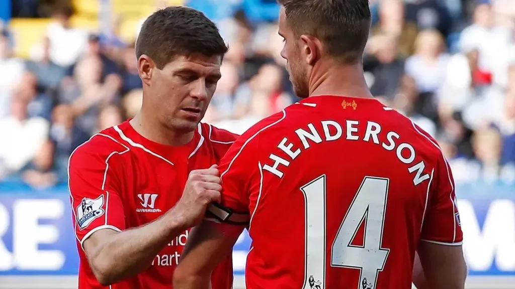 Van Dijk recibe la cinta de Jordan Henderson, quien la recibió de Steven Gerrard.