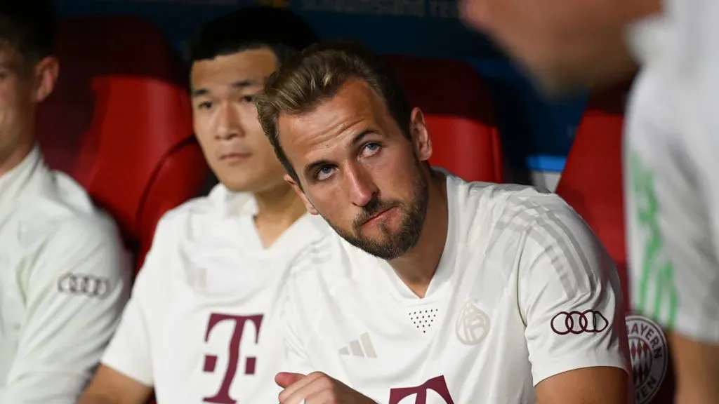 Harry Kane y Kim Min Jae en el banco (Photo by Daniel Kopatsch/Getty Images)