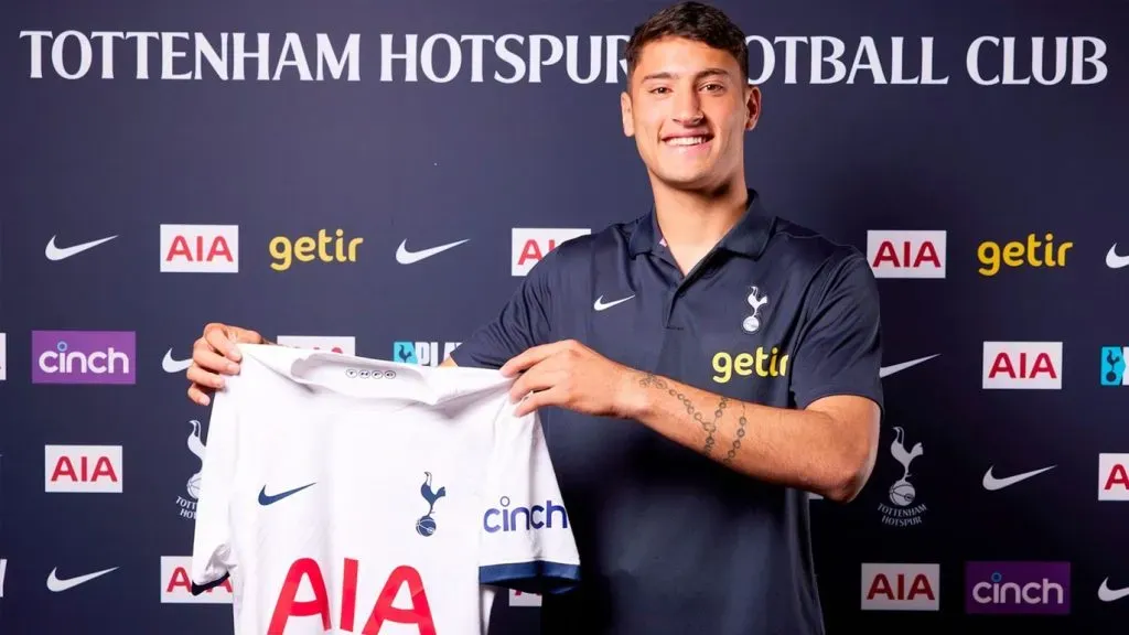 Alejo Véliz se convirtió en nuevo jugador del Tottenham en este mercado.