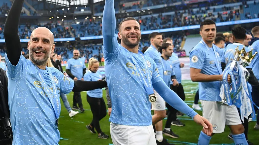 Pep Guardiola, Kyle Walker y Rodri celebrando el título del Manchester City