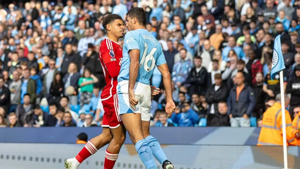 El cruce entre Rodri y Gibbs-White (IMAGO / Propaganda Photo).