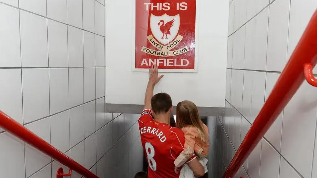 Tocar el letrero de This is Anfield, sólo para campeones.
