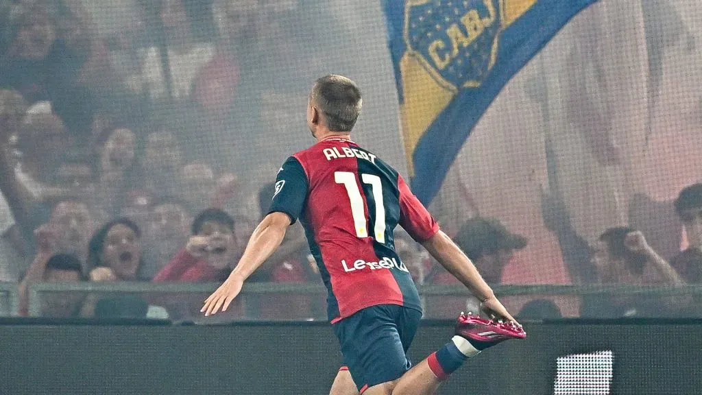 La bandera de Boca presente en la celebración de Guðmundsson, una particularidad en Genoa-Roma.