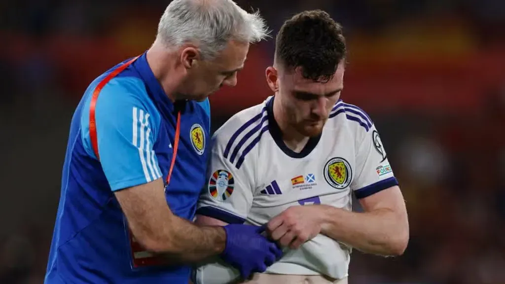 Robertson se dislocó su hombro derecho en el encuentro ante España.